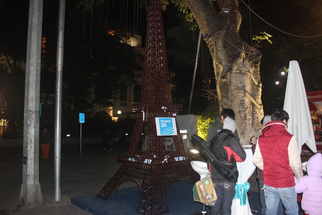Lễ hội Pháp lần đầu tiên “mang” Paris đến Hà Nội - 14
Mô hình tháp Eiffel biểu tượng của Pháp được dựng tại Lễ hội Balade En France.