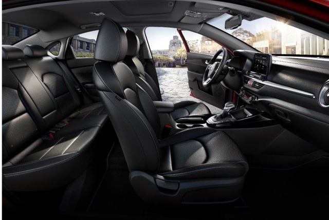 Kia All-New Cerato khẳng định phong cách mới, lớn nhất phân khúc C - 4 Màn hình hiển thị trung tâm AVN (Audio,Visual and Navigation) 8 inch được đặt nổi, đem lại sự tiện lợi cho người lái và hành khách trên xe. Ngoài các tính năng giải trí và kết nối đa dạng, màn hình này còn có tính năng dẫn đường với phần dữ liệu bản đồ Việt Nam được cập nhật.