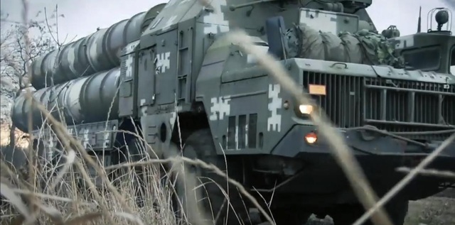 Lá chắn S-300 của Ukraine diễn tập tìm diệt mục tiêu tại miền Đông - 1 Hệ thống S-300 của Ukraine (Ảnh: JFO)