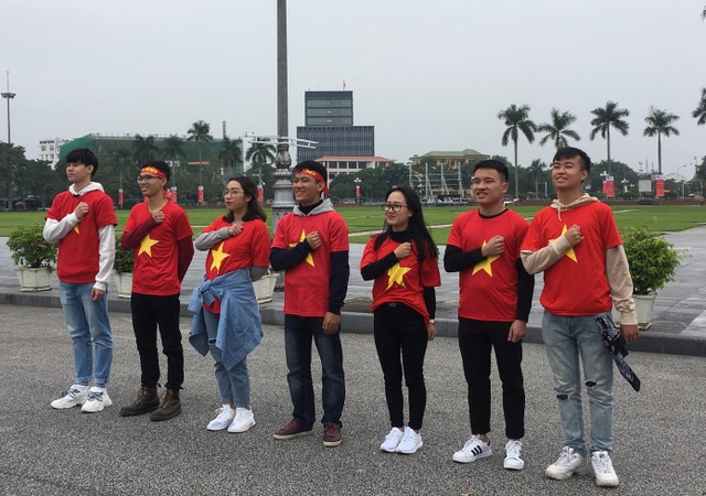 Sinh viên đội mưa rét làm MV cổ vũ ĐT Việt Nam trước trận chung kết AFF Cup - 1
Niềm tin vào chiến thắng của ĐT Việt Nam cũng như tình yêu đất nước luôn rực cháy trong trái tim của mỗi bạn trẻ.