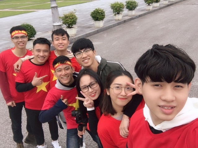 Sinh viên đội mưa rét làm MV cổ vũ ĐT Việt Nam trước trận chung kết AFF Cup - 3 Quang Anh và nhóm bạn thực hiện MV Sẽ chiến thắng như một lời chúc chiến thắng tới đội tuyển Việt Nam trong trận chung kết AFF Cup 2018.