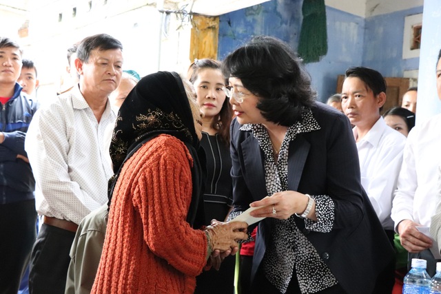 Phó Chủ tịch nước trao 500 nhà tình nghĩa tặng các gia đình miền Trung khó khăn - 2
Phó Chủ tịch nước thăm hỏi và trao số tiền 5 triệu đồng hỗ trợ gia đình anh Được tử vong trong đợt lũ lụt vừa qua
