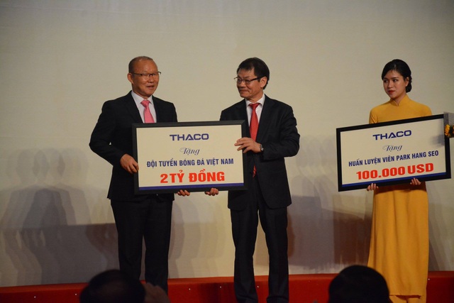 HLV Park Hang-seo tặng 100 ngàn USD phát triển bóng đá Việt Nam và từ thiện - 3 Ông Trần Bá Dương tặng thưởng 2 tỉ cho đội tuyển Việt Nam và 100 ngàn USD cho HLV Park Hang-seo. HLV Park Hang-seo đã tặng toàn bộ số tiền cá nhân ông để phát triển bóng đá Việt Nam và từ thiện