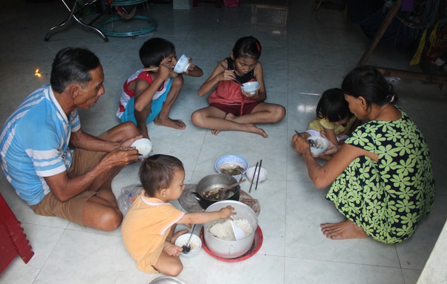 Mẹ mất, cha bỏ đi, 4 con nhỏ sống lay lắt từng ngày - 5 Hiện tại ông Bình là lao động chính của gia đình 6 miệng ăn