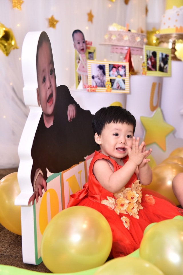 Hoa hậu đám cưới xa hoa với đại gia mía đường làm sinh nhật hoành tráng cho con - 12 Sang Lê chia sẻ, cô là người lên thực đơn hàng ngày cho con với những món ăn cho bé ăn đủ chất để phát triển tốt. Khi bé không muốn ăn cô không ép và tôn trọng ý kiến của con.