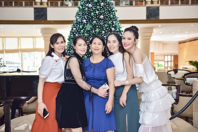 Hoa hậu đám cưới xa hoa với đại gia mía đường làm sinh nhật hoành tráng cho con - 8 4 chị em gái Sang Lê đều thừa hưởng nét đẹp và chiều cao của bố mẹ.