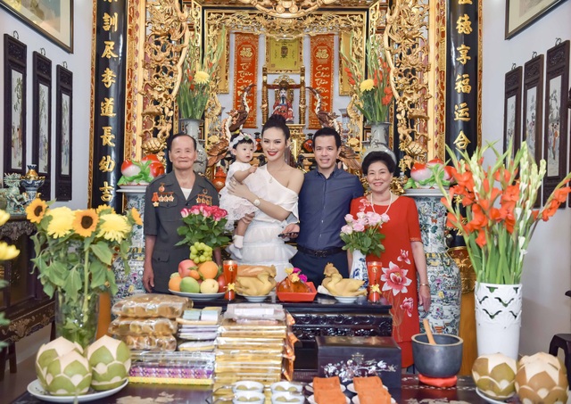 Hoa hậu đám cưới xa hoa với đại gia mía đường làm sinh nhật hoành tráng cho con - 2 Tiệc sinh nhật đầu đời của con gái cưng được Hoa hậu Sang Lê và ông xã tổ chức ấm áp với những người thân thiết nhất của gia đình. Trong ảnh là Sang Lê cùng gia đình nhà chồng. Mẹ chồng Sang Lê là một doanh nhân có tiếng của ngành mía đường, bà yêu và coi con dâu như con gái