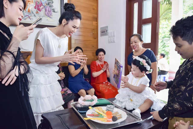 Hoa hậu đám cưới xa hoa với đại gia mía đường làm sinh nhật hoành tráng cho con - 9 Hoa hậu Sang Lê cho biết, bé Đường rất thích khám phá những thứ mới lạ xung quanh, bé chơi bất kì món đồ chơi nào cũng chỉ 1 đến 2 ngày là khám phá hết và tiếp tục chuyển qua chơi khám phá những thứ khác.