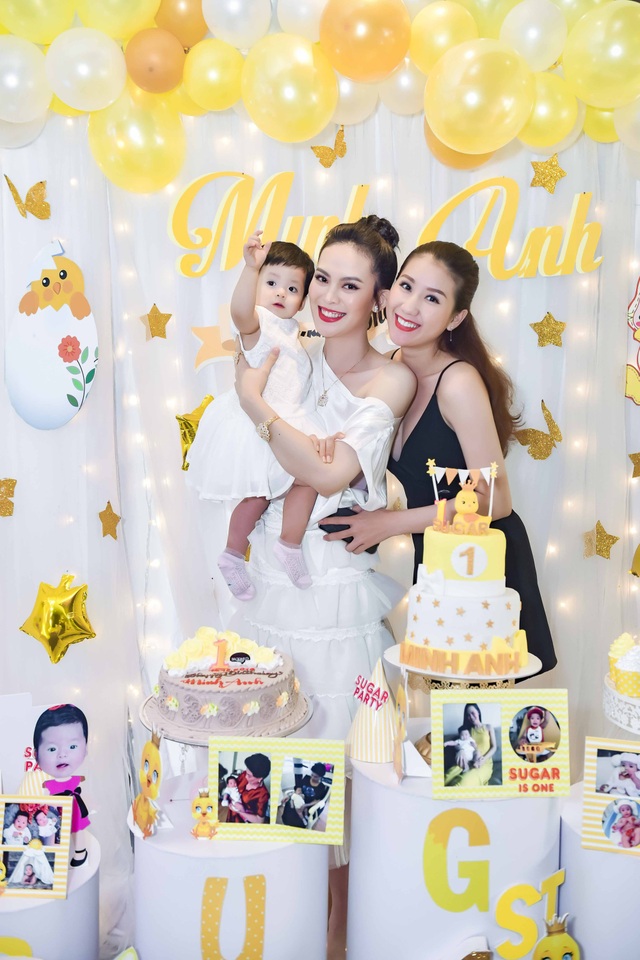 Hoa hậu đám cưới xa hoa với đại gia mía đường làm sinh nhật hoành tráng cho con - 14 Á hậu Biển 2016 Bảo Như là một trong những người bạn showbiz thân thiết của Sang Lê cũng có mặt chúc mừng gia đình nhỏ.