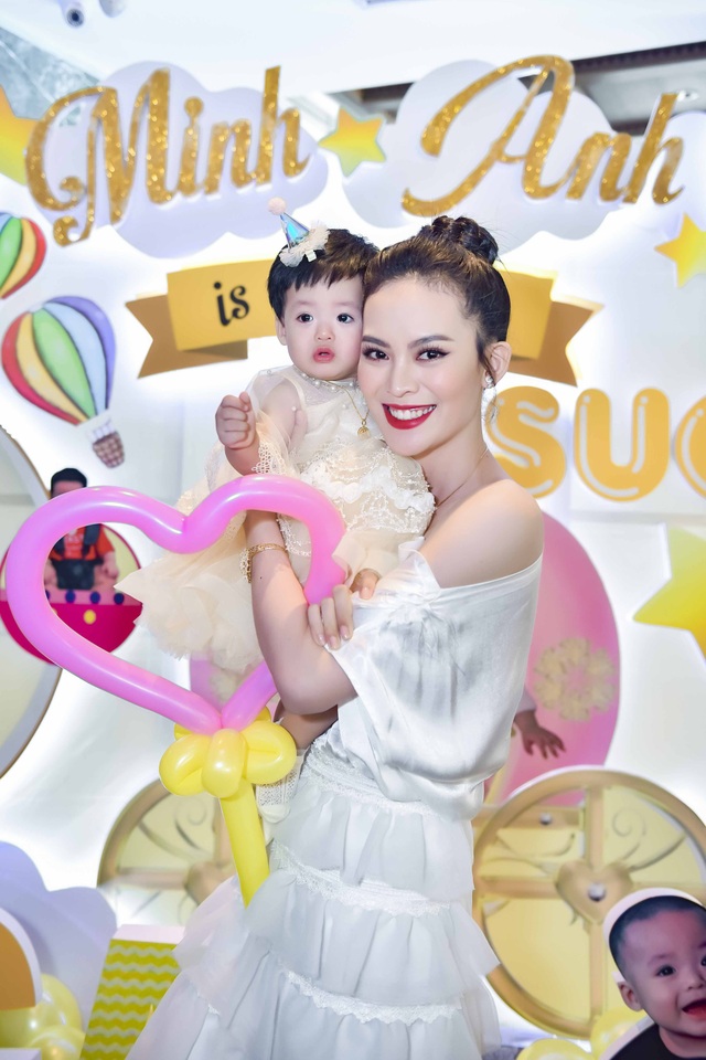 Hoa hậu đám cưới xa hoa với đại gia mía đường làm sinh nhật hoành tráng cho con - 5 Sang Lê cho biết, khi bé Đường cứng cáp, có thể sang năm cô sẽ tính chuyện sinh em bé tiếp theo. Hiện tại cô đang theo mẹ chồng học hỏi kinh nghiệm kinh doanh để phụ việc cho ông xã.