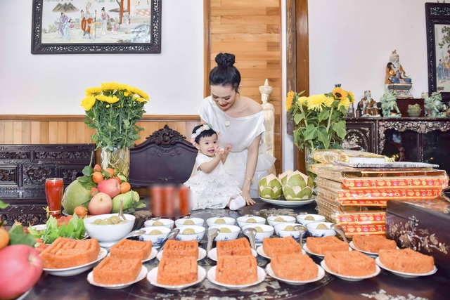 Hoa hậu đám cưới xa hoa với đại gia mía đường làm sinh nhật hoành tráng cho con - 10 Sang Lê cho biết, con gái rất giống bố, sống tình cảm và yêu thích âm nhạc, bé nói bi bô được khá nhiều từ đáng yêu. Hiện tại bé được 11kg. Bé hoạt bát, thích những trò chơi vận động nhiều hơn là ngồi yên một chỗ.
