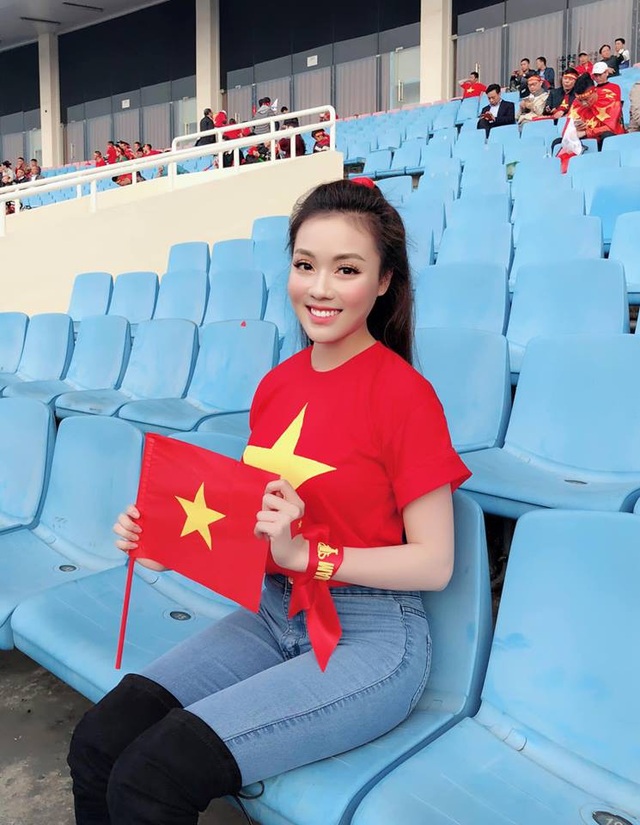 “Hot girl giảng viên” gây chú ý khi ra sân cổ vũ ĐT Việt Nam - Ảnh 2. “Hot girl giảng viên” gây chú ý khi ra sân cổ vũ ĐT Việt Nam - Ảnh 2.