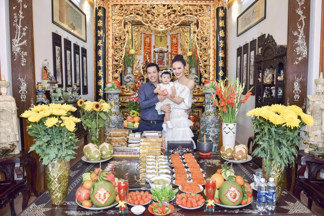 Hoa hậu đám cưới xa hoa với đại gia mía đường làm sinh nhật hoành tráng cho con - 11 Hai vợ chồng Sang Lê đều rất thích cùng nhau chăm con và cho bé ăn. Quan điểm của hai vợ chồng là không ép con ăn và không quá cầu kì. Sang Lê cho biết, cô và chồng đều tìm hiểu và chắc lọc cách chăm con sao cho phù hợp với con mình nhất, dù đó là kiểu truyền thống hay hiện đại