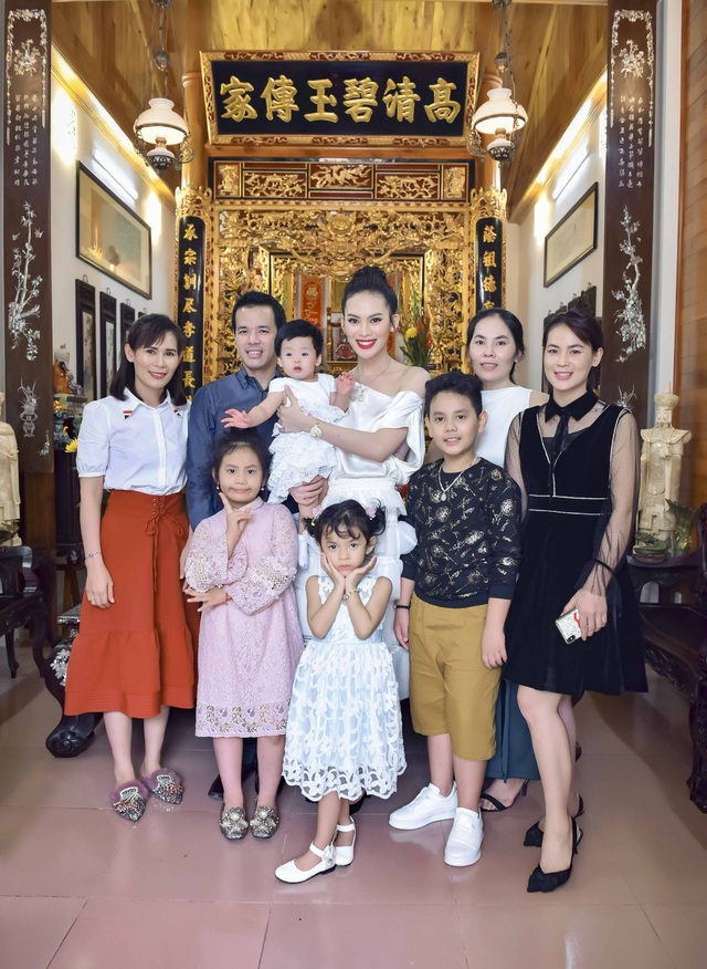 Hoa hậu đám cưới xa hoa với đại gia mía đường làm sinh nhật hoành tráng cho con - 3 Là một cô gái trẻ mới tốt nghiệp đại học và có nhiều cơ hội tiến xa hơn trong sự nghiệp nhưng Người đẹp được yêu thích nhất Hoa hậu Hoàn vũ Việt Nam 2015 đã quyết định dừng chân tại bến đỗ với tình yêu đầu đời của mình.