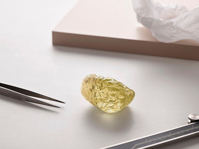 Đào được viên kim cương màu vàng 552 carat siêu hiếm từ trước đến nay - 2 Viên kim cương lớn tới 552 carat. (Nguồn: DOMINION DIAMOND MINES)