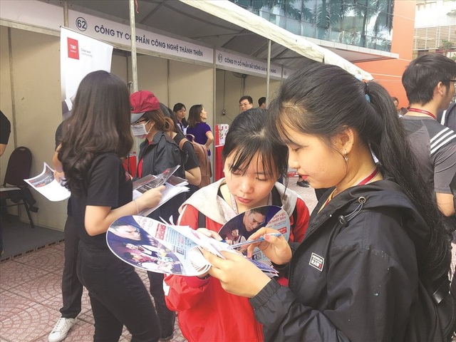 Lao động phổ thông sẽ ngày càng... có giá! - 1
Sinh viên tìm hiểu về nhu cầu tuyển dụng của doanh nghiệp ngay tại Ngày hội việc làm được tổ chức tại trường - Ảnh: L.T