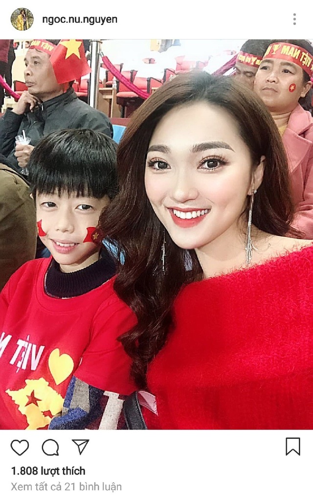 “Hậu phương” của tuyển thủ Việt Nam hết lời khen ngợi các anh hùng sau chiến thắng - 11 “Hot girl xứ Nghệ” Ngọc Nữ - “bạn gái tin đồn” của cầu thủ Văn Đức cũng khoe bức ảnh rạng rỡ tại sân theo dõi trận đấu.