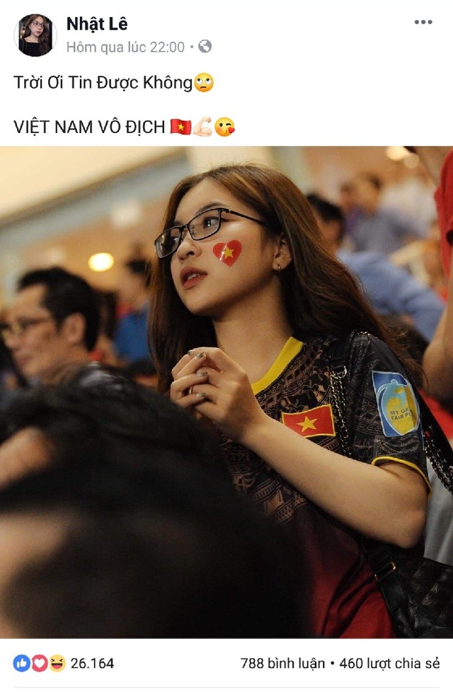 “Hậu phương” của tuyển thủ Việt Nam hết lời khen ngợi các anh hùng sau chiến thắng - 7 Bạn gái cầu thủ Quang Hải đăng một bức ảnh có mặt tại sân Mỹ Đình kèm chú thích: “Trời ơi tin được không! Việt Nam vô địch!”.