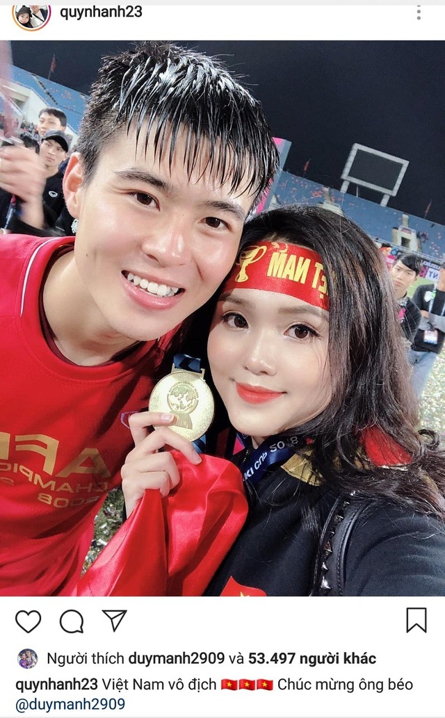 “Hậu phương” của tuyển thủ Việt Nam hết lời khen ngợi các anh hùng sau chiến thắng - 3 Bạn gái cầu thủ Duy Mạnh - Nguyễn Quỳnh Anh đăng bức ảnh hạnh phúc bên người yêu với lời chúc thân mật: “Việt Nam vô địch! Chúc mừng ông béo!”.