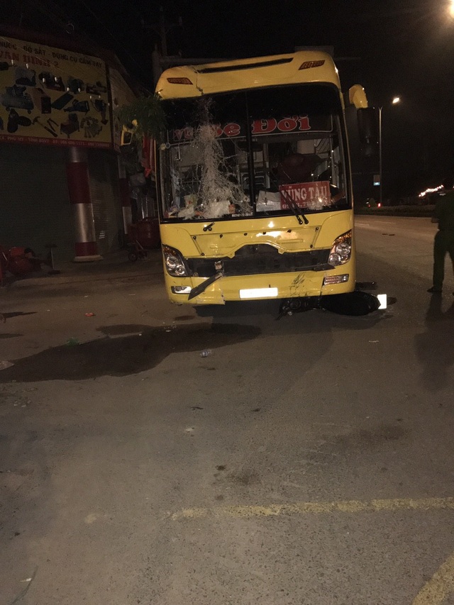 Nhậu bên đường giữa đêm khuya mừng Việt Nam vô địch, 2 người bị tông chết - 3 Chiếc xe khách gây tai nạn