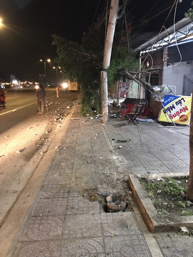 Nhậu bên đường giữa đêm khuya mừng Việt Nam vô địch, 2 người bị tông chết - 1 Hiện trường vụ tai nạn