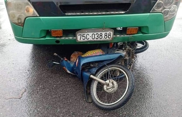 2 vụ tai nạn khiến 2 phụ nữ đi xe máy tử vong - 2
Người phụ nữ 50 tuổi bị xe tải cuốn vào gầm cùng chiếc xe máy