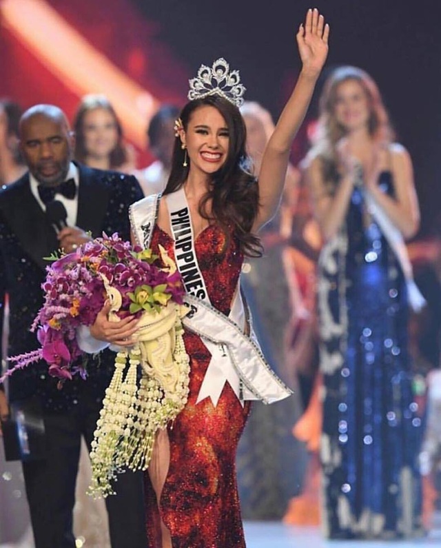 H'Hen Niê xuất sắc lọt top 5, người đẹp Philippines đăng quang Hoa hậu Hoàn vũ 2018 - 4
Phút đăng quang ngập tràn hạnh phúc của hoa hậu Catriona Gray