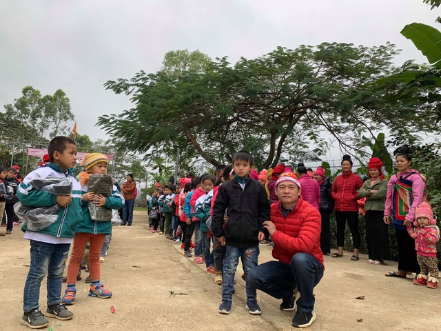Khánh thành công trình phòng học Dân trí tại điểm trường bản Buốt, Sơn La - 18 Khánh thành công trình phòng học Dân trí tại điểm trường bản Buốt, Sơn La - 18