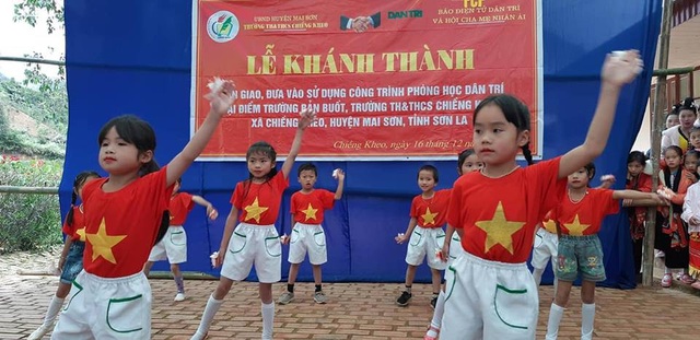 Khánh thành công trình phòng học Dân trí tại điểm trường bản Buốt, Sơn La - 8 Khánh thành công trình phòng học Dân trí tại điểm trường bản Buốt, Sơn La - 8