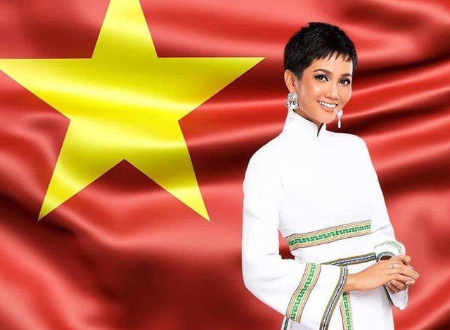 Sao Việt tưng bừng chúc mừng H’hen Nie lọt top 5 Hoa hậu Hoàn vũ - 2 Cô gái người Ê-đê không chỉ là hoa hậu của Việt Nam mà còn là nhan sắc được thế giới chú ý