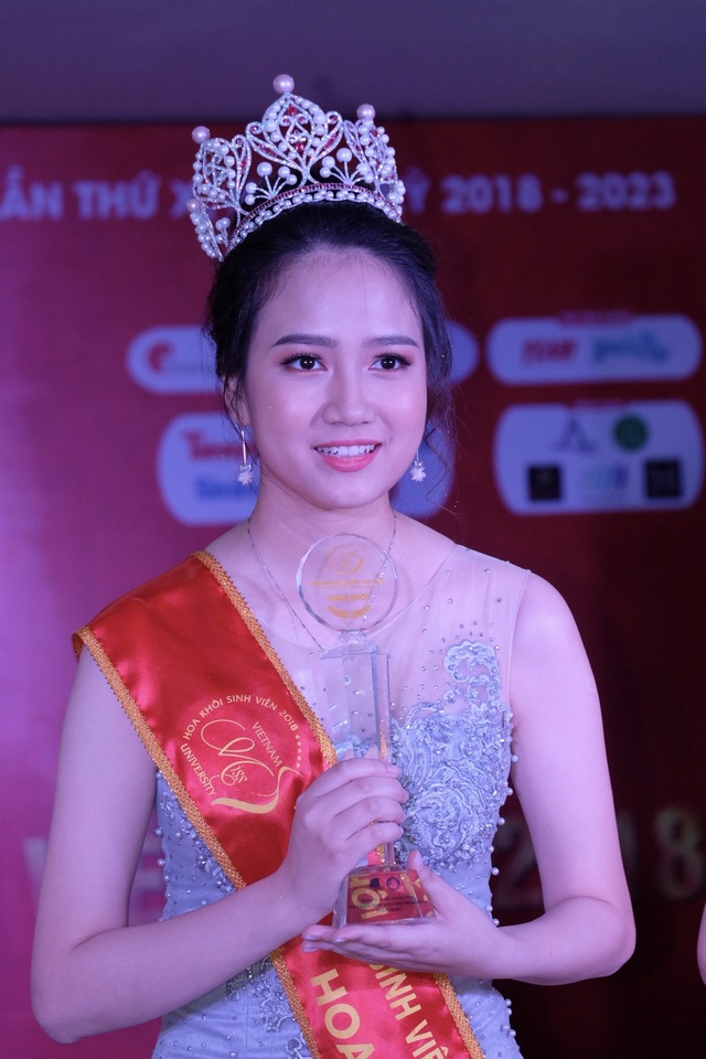 Cận cảnh nhan sắc tân Hoa khôi Sinh viên Việt Nam 2018 - 6 Với danh hiệu mới, tân Hoa khôi SVVN mong muốn lan toả phong trào sinh viên 5 tốt đến SV ở khắp cả nước; làm sao để tất cả sinh viên đều vui chơi, học tập lành mạnh và cống hiến hết mình cho đất nước