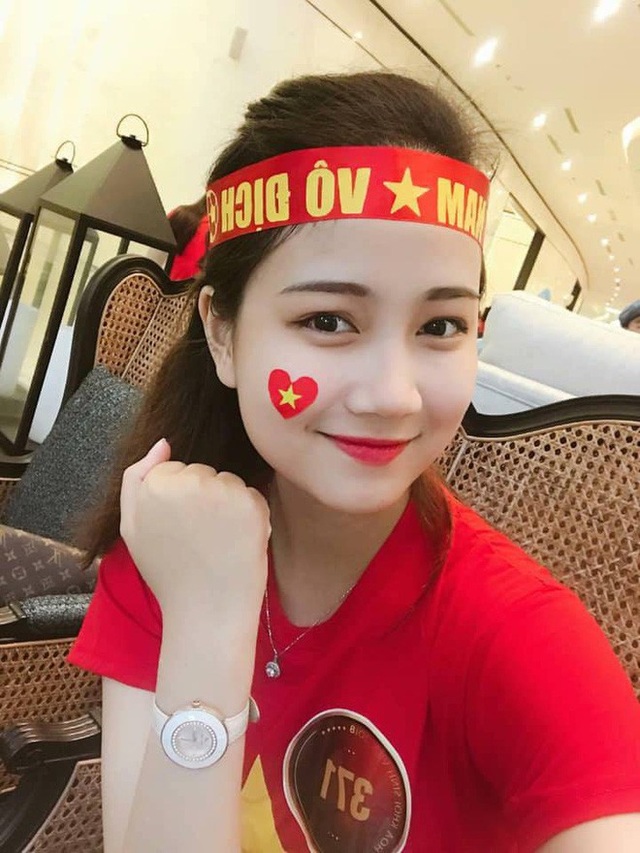 Cận cảnh nhan sắc tân Hoa khôi Sinh viên Việt Nam 2018 - 8 Hình ảnh đời thường thể hiện là fan cứng của bóng đá. Suốt những ngày dự vòng chung kết Cuộc thi, Phương Lan cũng hồi hộp dõi theo AFF Cup 2018 và vui mừng với chiến thắng của đội tuyển Việt Nam