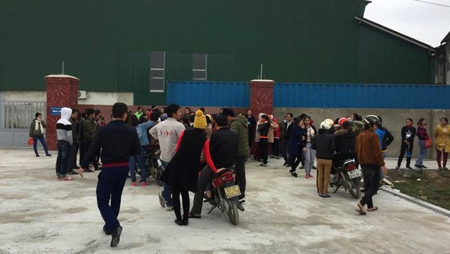 Liên tục chậm lương, 300 công nhân công ty đình công đòi tiền - 1 Hơn 300 công nhân đình công vì công ty chậm trả lương