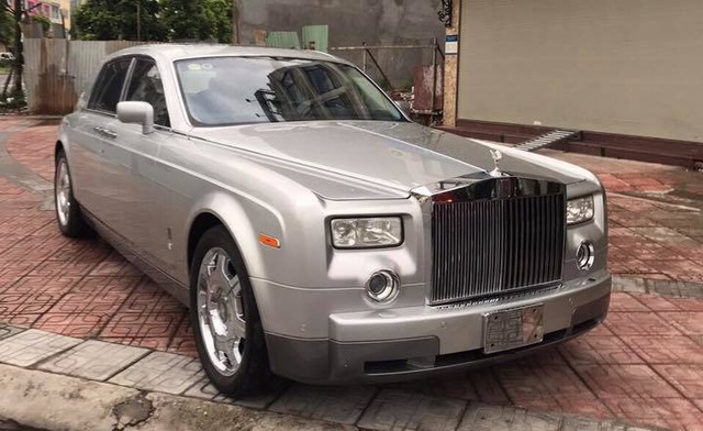 Vừa chuyển giao 2 lâu đài, Khải Silk còn bán cả siêu xe Rolls-Royce Phantom - 2
Chiếc Rolls-Royce Phantom từng thuộc sở hữu của đại gia Khải Silk được chào bán tại Hà Nội.