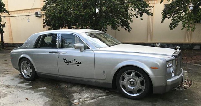 Vừa chuyển giao 2 lâu đài, Khải Silk còn bán cả siêu xe Rolls-Royce Phantom - 3
Đây là chiếc Rolls-Royce Phantom đầu tiên được đưa về Việt Nam.