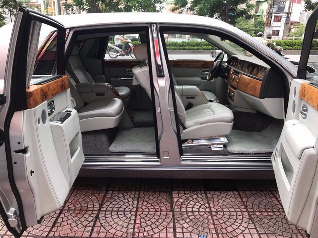 Vừa chuyển giao 2 lâu đài, Khải Silk còn bán cả siêu xe Rolls-Royce Phantom - 4
Thời điểm 2007, sự xuất hiện của mẫu xe siêu sang Anh quốc ở Việt Nam được giới chơi xe ví như cơn địa chấn.