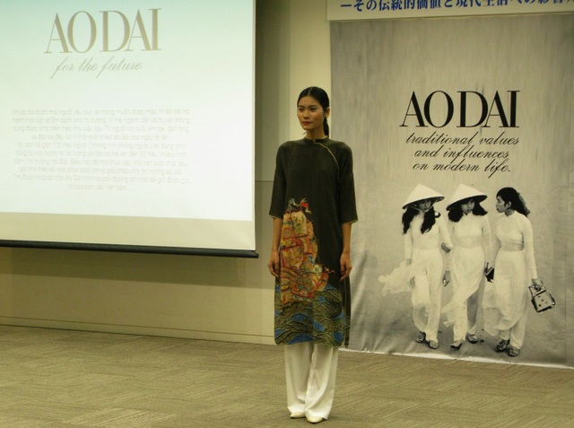 Quán quân Next top model Kim Dung trong bộ áo dài bằng vải Kimono có tuổi đời hơn 100 năm.