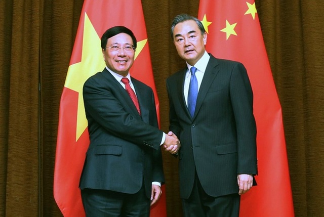 Phó Thủ tướng Phạm Bình Minh trao đổi về Biển Đông với Bộ trưởng Ngoại giao Trung Quốc - 1 Phó Thủ tướng Phạm Bình Minh và Bộ trưởng Ngoại giao Trung Quốc Vương Nghị (ảnh: Báo quốc tế)