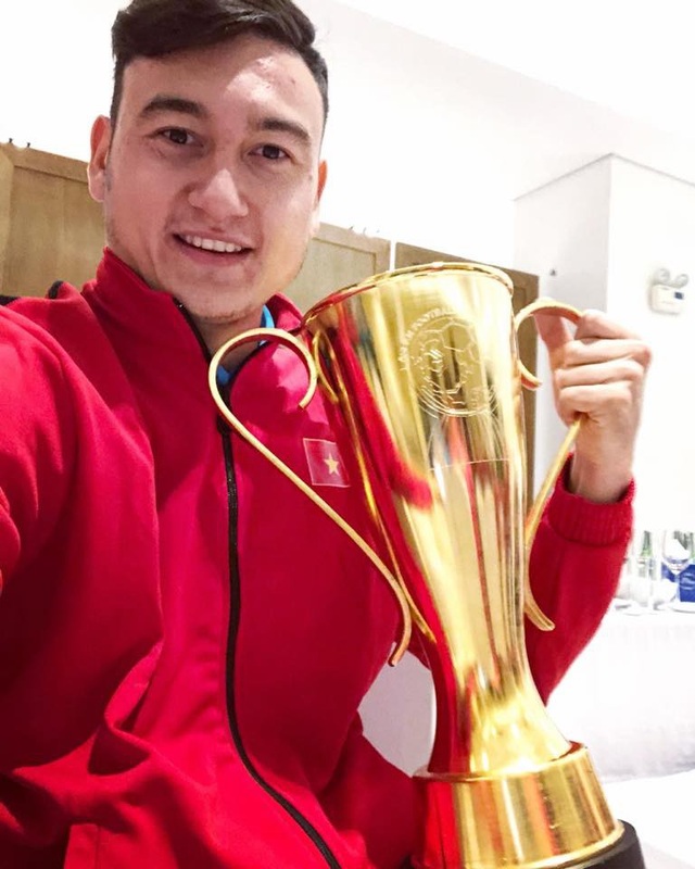 Bức thư của mẹ gửi thủ môn Đặng Văn Lâm “đốn tim” cộng đồng mạng - 2
Thủ môn Đặng Văn Lâm chụp ảnh cùng chiếc cup AFF