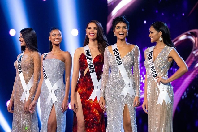 Những hình ảnh đầy cảm xúc của H'Hen Niê tại chung kết Hoa hậu Hoàn vũ 2018 - 17
Nụ cười rạng ngời trên môi HHen Niê khi cùng 4 thí sinh khác bước vào phần thi tiếp theo, phần thi ứng xử để lựa chọn top 3 chung cuộc.