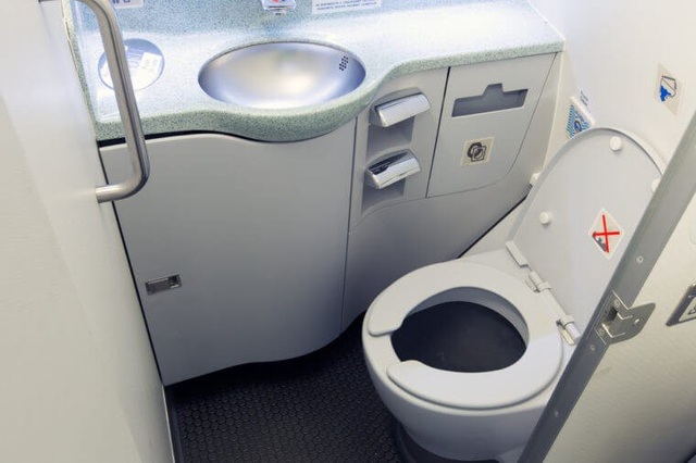 Tại sao không được sử dụng nhà vệ sinh khi máy bay cất và hạ cánh? - 1 Không sử dụng nhà WC vào thời điểm máy bay cất và hạ cánh