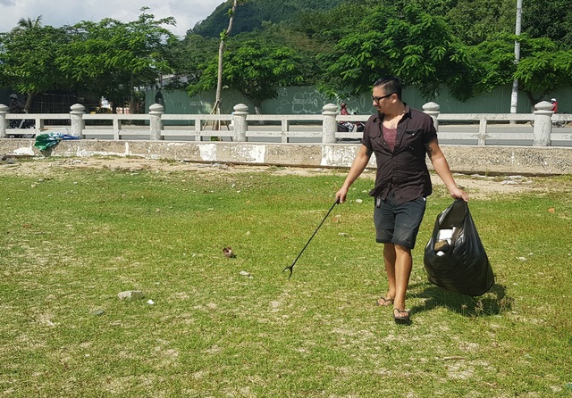Hàng chục khách nước ngoài "mướt mồ hôi" nhặt rác trên bãi biển Nha Trang - 1 Hàng chục khách nước ngoài "mướt mồ hôi" nhặt rác trên bãi biển Nha Trang - 1