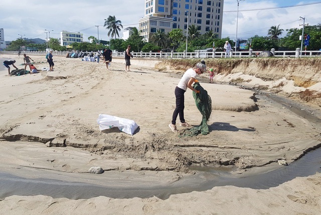 Hàng chục khách nước ngoài "mướt mồ hôi" nhặt rác trên bãi biển Nha Trang - 4 Hàng chục khách nước ngoài "mướt mồ hôi" nhặt rác trên bãi biển Nha Trang - 4