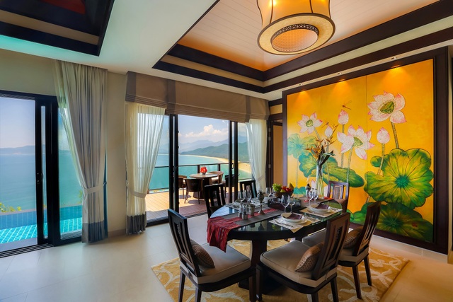 Giá trị dành cho sự phát triển bền vững của bất động sản nghỉ dưỡng cao cấp - 2
Tinh hoa của văn hoá bản địa được phát huy tối ưu trong từng góc độ thiết kế và trang trí. Mỗi biệt thự đều có kiến trúc rộng mở để đón nguồn năng lượng trong lành từ thiên nhiên.