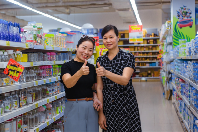 Giúp người nội trợ mua sắm với giá thấp - 2
Chị Bùi Thị Quỳnh Hoa và Trần Anh Thơ khách hàng thân thiết của Big C Vinh: “Hàng hóa của Big C chất lượng, rẻ, đẹp, đa dạng, nhiều mẫu mã.”