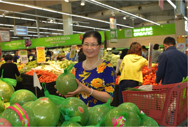 Giúp người nội trợ mua sắm với giá thấp - 3
Cô Ngô Thị Nhàn, khách hàng thân thiết tại Big C Thăng Long