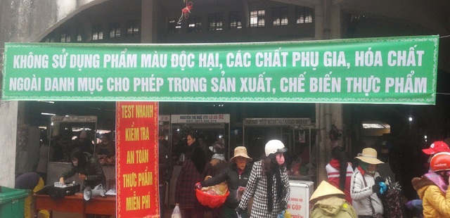 Phát huy trách nhiệm của người sản xuất, kinh doanh thực phẩm - 3 Điểm kiểm tra hàng hóa, thực phẩm tại chợ Đông Hà.