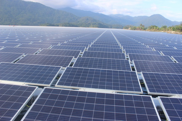 EU muốn nhân rộng dự án điện mặt trời nổi đầu tiên tại Việt Nam - 4
Nhà máy Đa Mi là nhà máy điện mặt trời nổi đầu tiên và lớn nhất tại Việt Nam. (Ảnh: Thành Đạt)