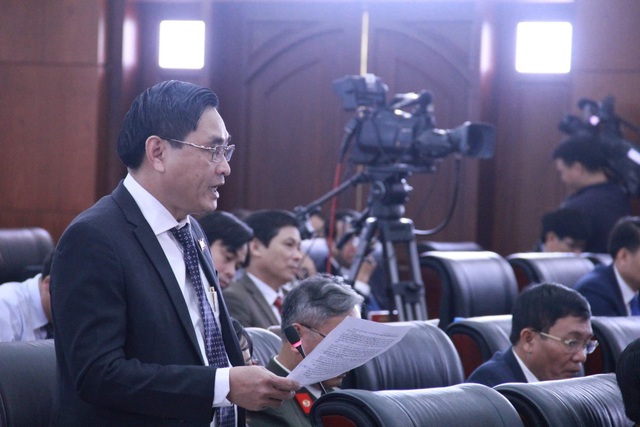 Mưa lớn gây ngập chưa từng thấy “nóng” nghị trường Đà Nẵng - 3 ĐB Nguyễn Thành Tiến cho rằng trận mưa ngập vừa qua cho thấy công tác quản lý thoát nước và xử lý nước thải ở Đà Nẵng bộc lộ còn nhiều bất cập. Một trong những nguyên nhân là hệ thống thoát nước và xử lý nước thải đã lạc hậu