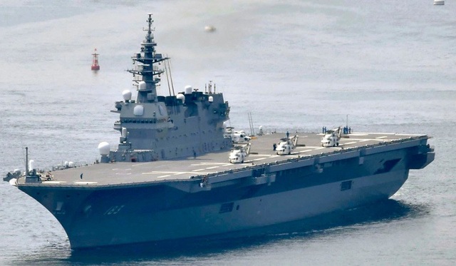 Tàu sân bay trực thăng Izumo của Hải quân Nhật sẽ được nâng cấp thành tàu sân bay để vận hành các máy bay chiến đấu tàng hình F-35 mua của Mỹ (Ảnh: AP)